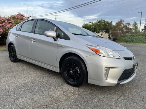 Used 2015 Toyota Prius Four FWD image 3