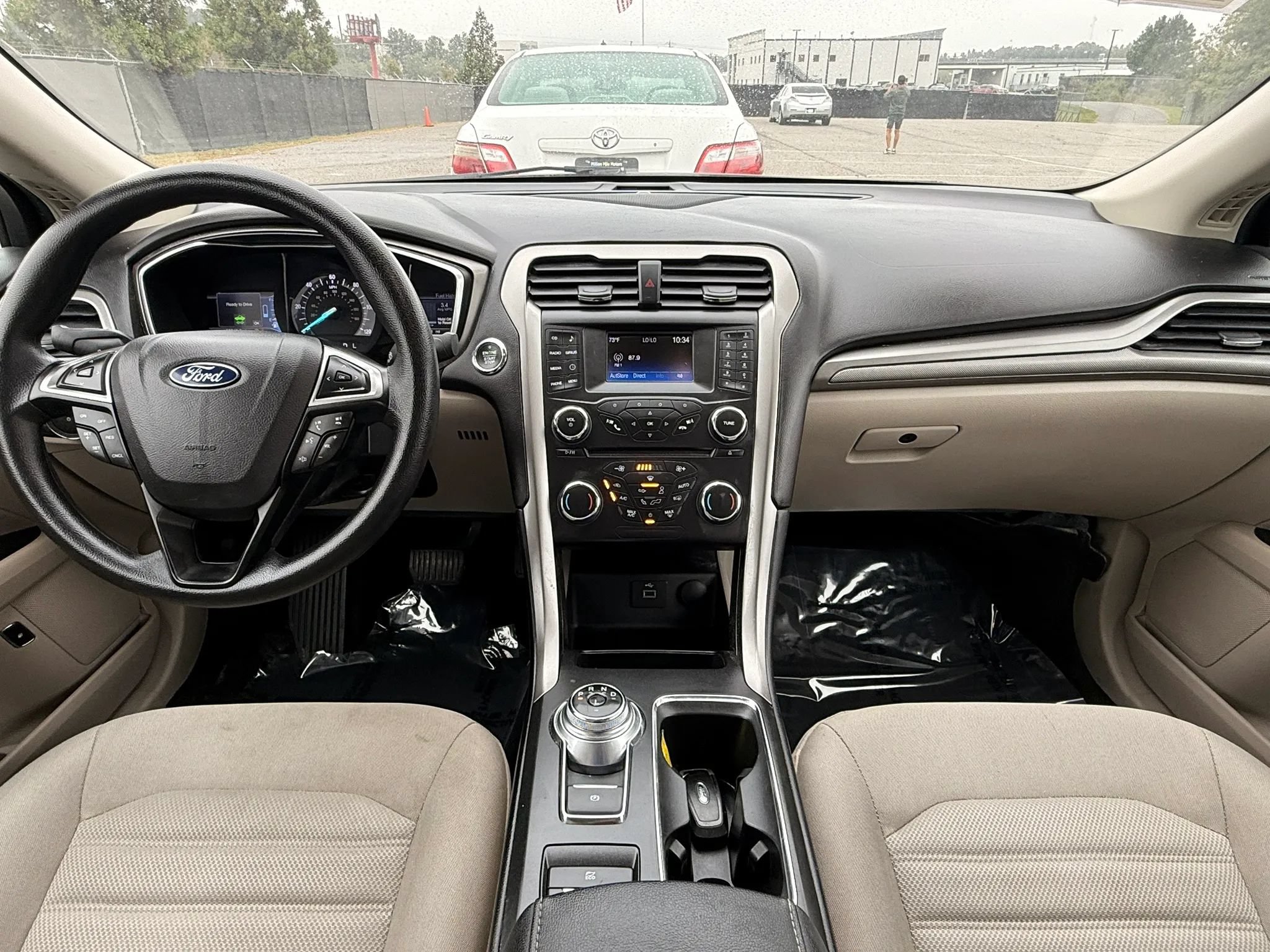 Used 2017 Ford Fusion SE FWD image 3