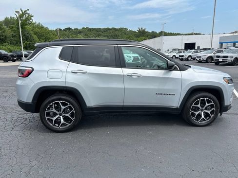 Used 2025 Jeep Compass Limited AWD/4WD image 4