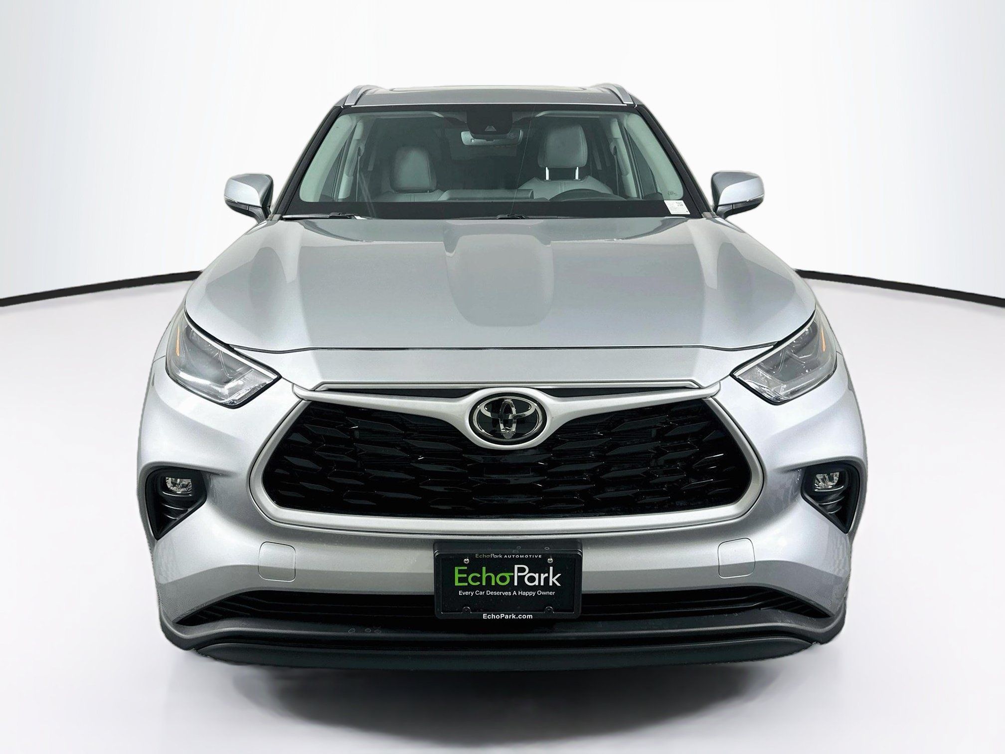 Used 2023 Toyota Highlander XLE FWD image 2