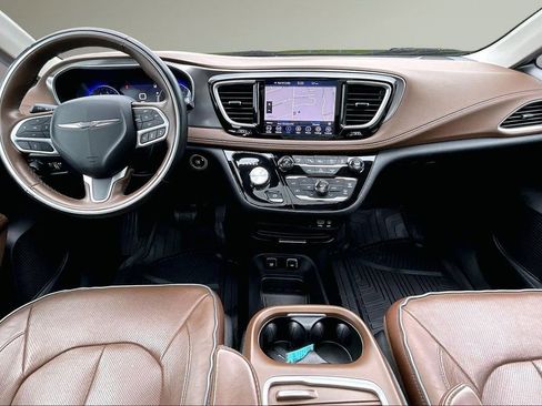 Used 2018 Chrysler Pacifica Limited w/ Tire & Wheel Group FWD image 8
