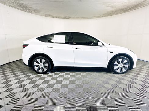 Used 2024 Tesla Model Y Long Range AWD/4WD image 2