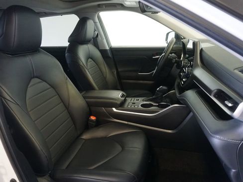 Used 2024 Toyota Highlander XLE image 26