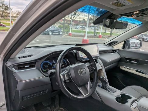 Used 2024 Toyota Venza Limited image 9