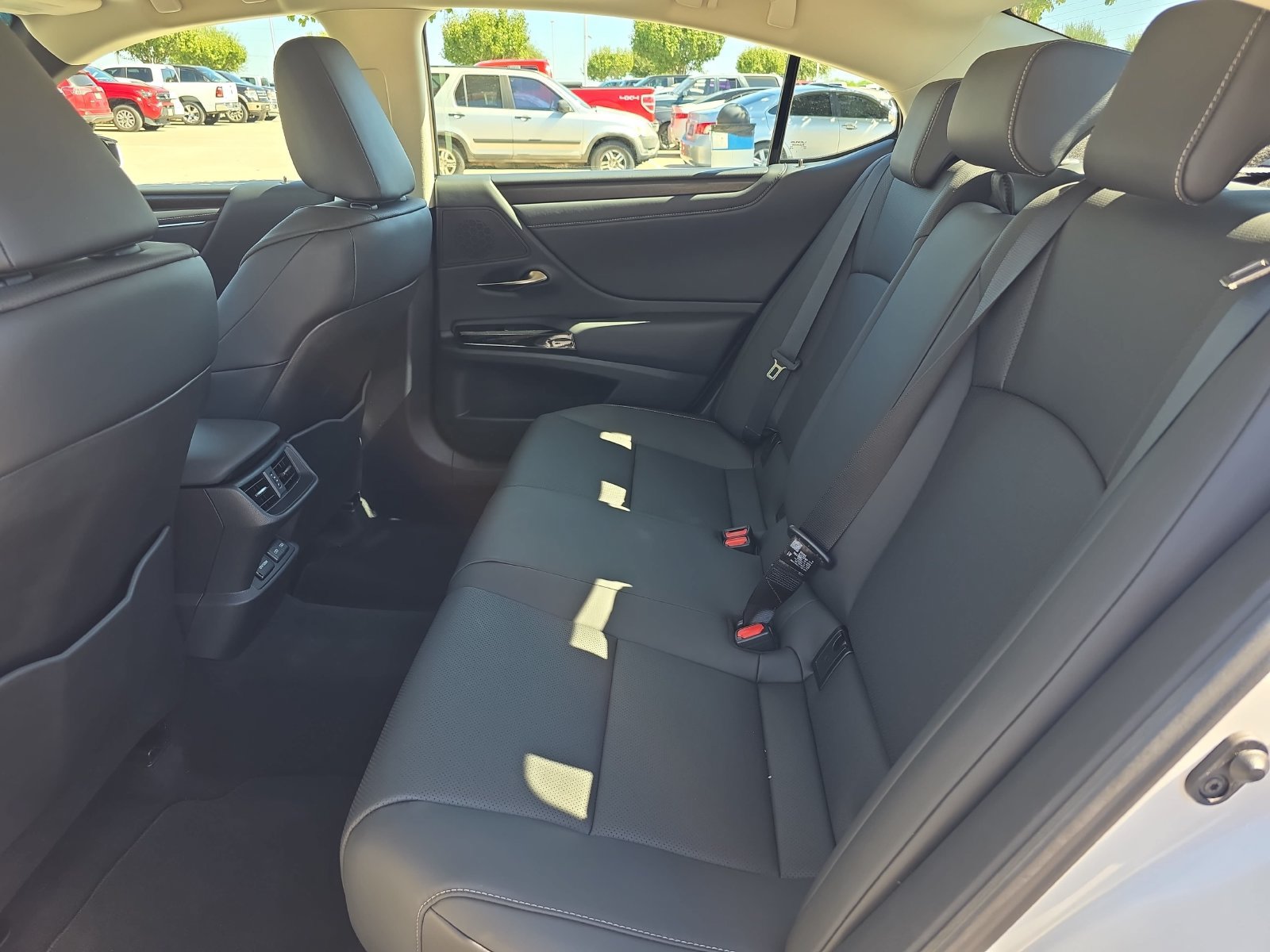 Used 2025 Lexus ES 350 w/ Premium Package FWD image 11