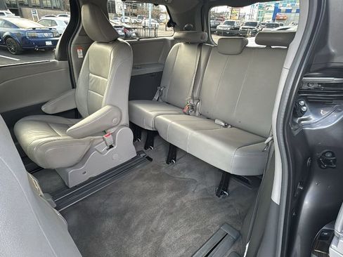 Used 2018 Toyota Sienna XLE image 14