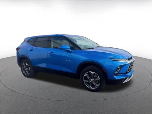 Used 2025 Chevrolet Blazer LT FWD image 2