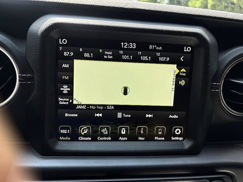 Used 2022 Jeep Wrangler Unlimited Sahara w/ Cold Weather Group AWD/4WD image 17