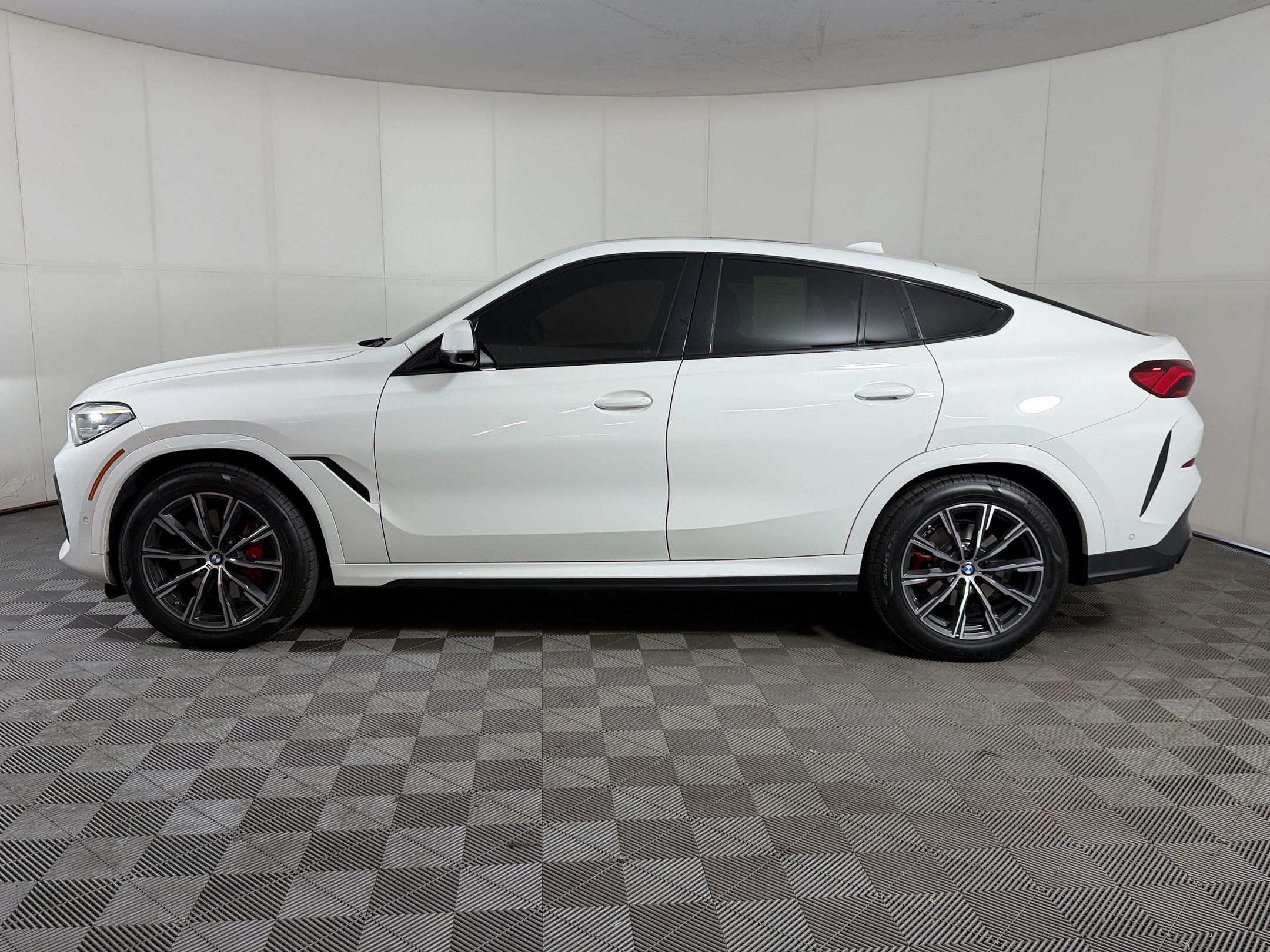 Used 2022 BMW X6 xDrive40i w/ M Sport Package AWD/4WD image 2