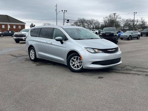 Used 2023 Chrysler Voyager LX image 2
