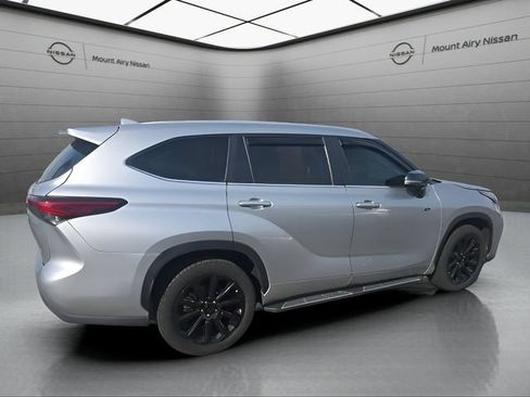 Used 2023 Toyota Highlander XLE FWD image 4