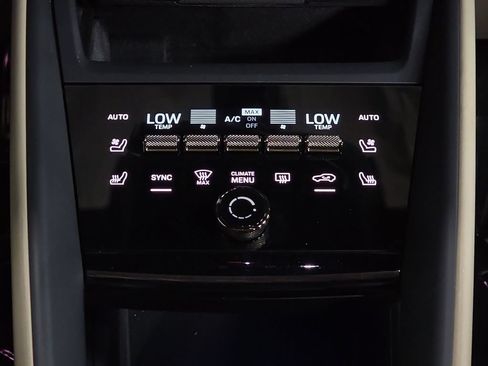 Certified 2025 Porsche Macan Turbo Electric AWD/4WD image 19