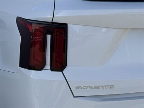 Used 2024 Kia Sorento S image 6