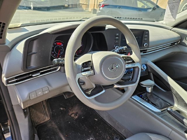 Used 2022 Hyundai Elantra SEL FWD image 6
