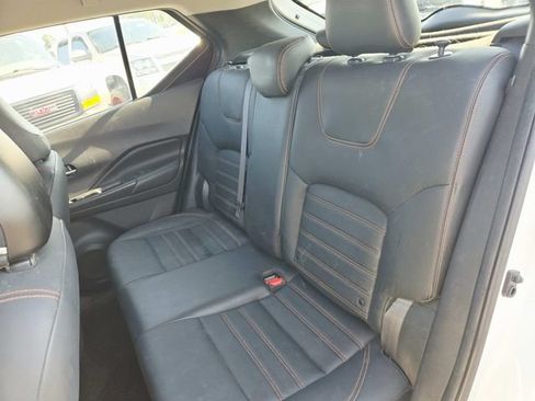 Used 2019 Nissan Kicks SR w/ SR Premium Package FWD image 9