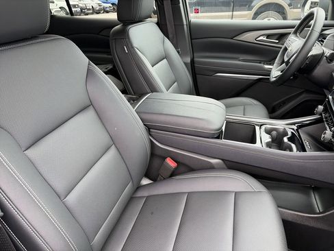 Used 2025 Chevrolet Traverse LT w/ Driver Confidence Package FWD image 36