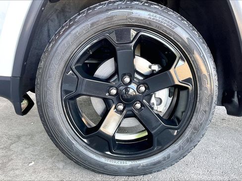 Used 2020 Jeep Grand Cherokee Laredo AWD/4WD image 25