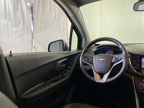 Used 2022 Chevrolet Trax LT w/ LT Convenience Package image 15