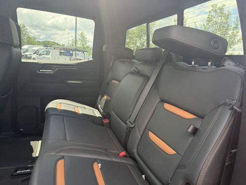 Used 2023 GMC Sierra 1500 AT4 w/ AT4 Premium Package AWD/4WD image 9