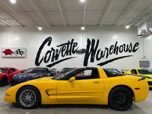 Used 2004 Chevrolet Corvette Coupe w/ Preferred Equipment Group RWD image 2