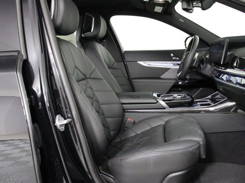 Used 2025 BMW 740i image 29