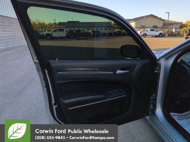 Used 2019 Chrysler 300 Touring RWD image 10