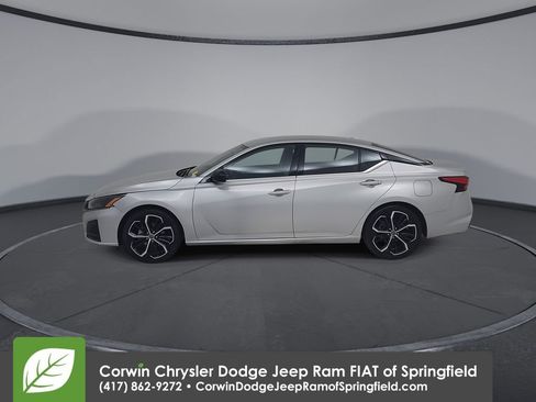 Used 2024 Nissan Altima 2.5 SR image 9