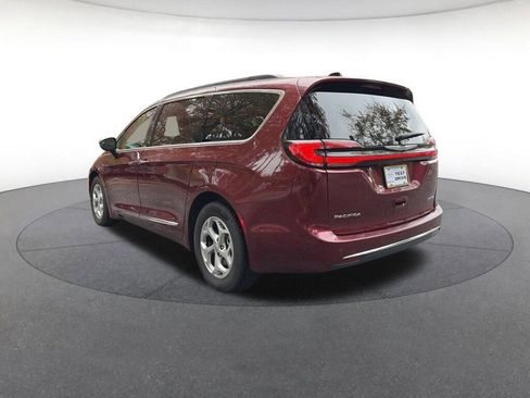 Used 2023 Chrysler Pacifica Limited image 3