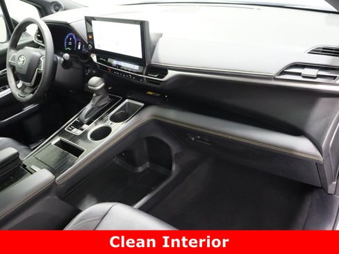 Used 2025 Toyota Sienna XLE Woodland Edition image 40