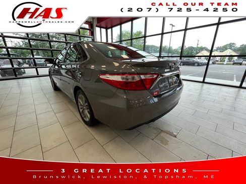 Used 2017 Toyota Camry SE w/ Moonroof Package FWD image 3
