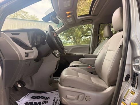 Used 2018 Toyota Sienna XLE w/ XLE Navigation Package FWD image 10