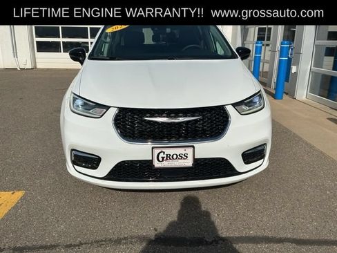Used 2024 Chrysler Pacifica Touring-L FWD image 3