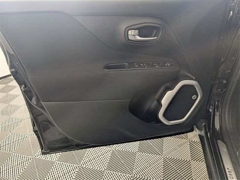 Used 2018 Jeep Renegade Latitude w/ UConnect 8.4 Nav Group image 10