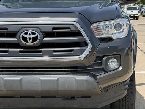 Used 2017 Toyota Tacoma SR5 w/ Tow Package RWD image 4