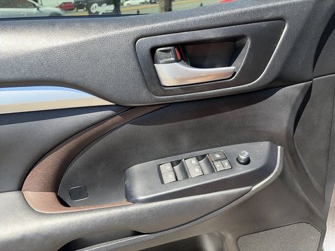Used 2019 Toyota Highlander XLE AWD/4WD image 45