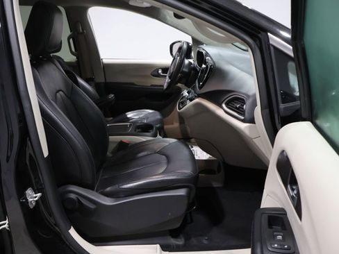 Certified 2022 Chrysler Pacifica Touring-L image 24