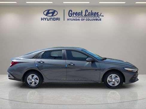 New 2026 Hyundai Elantra SE FWD image 6