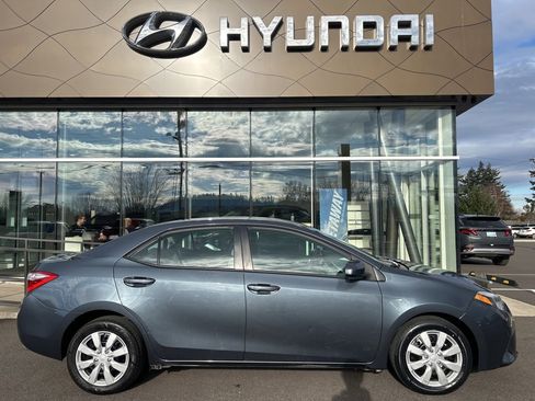Used 2016 Toyota Corolla LE image 2