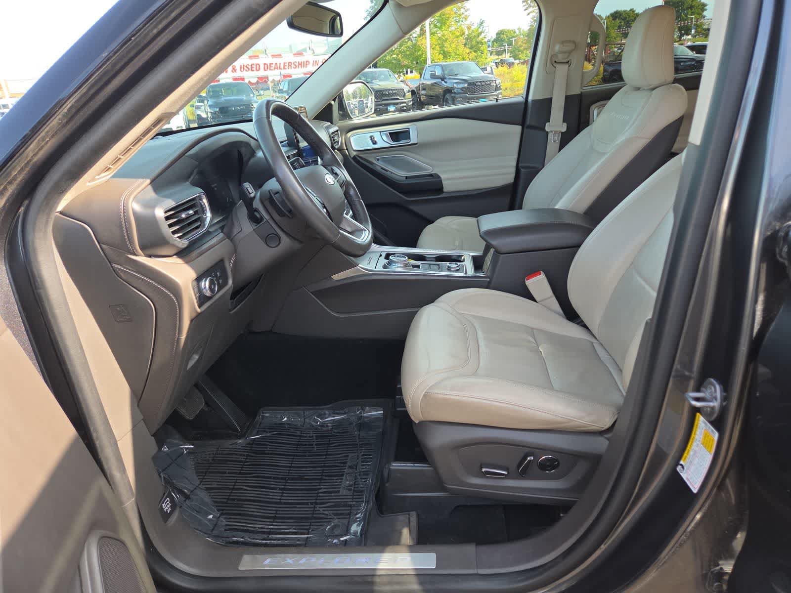 Used 2020 Ford Explorer Platinum w/ Premium Technology Package AWD/4WD image 19