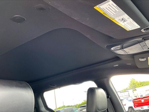 Used 2025 Chrysler Pacifica Limited FWD image 22