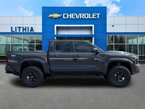 Used 2025 Toyota Tacoma TRD Sport AWD/4WD image 8