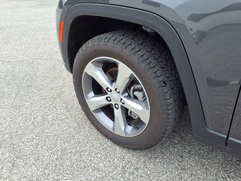 Used 2022 Jeep Grand Cherokee L Limited AWD/4WD image 9