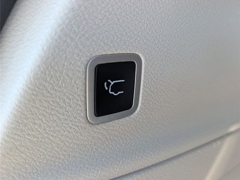 Used 2023 Chrysler Voyager LX FWD image 14