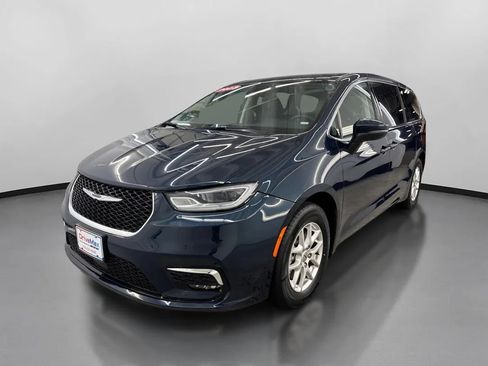 Used 2023 Chrysler Pacifica Touring-L FWD image 4