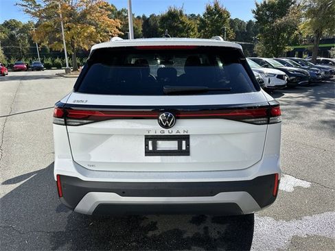 New 2025 Volkswagen Tiguan SE image 4