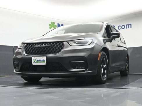 Used 2022 Chrysler Pacifica Touring-L w/ Uconnect Theater Family Group FWD image 7
