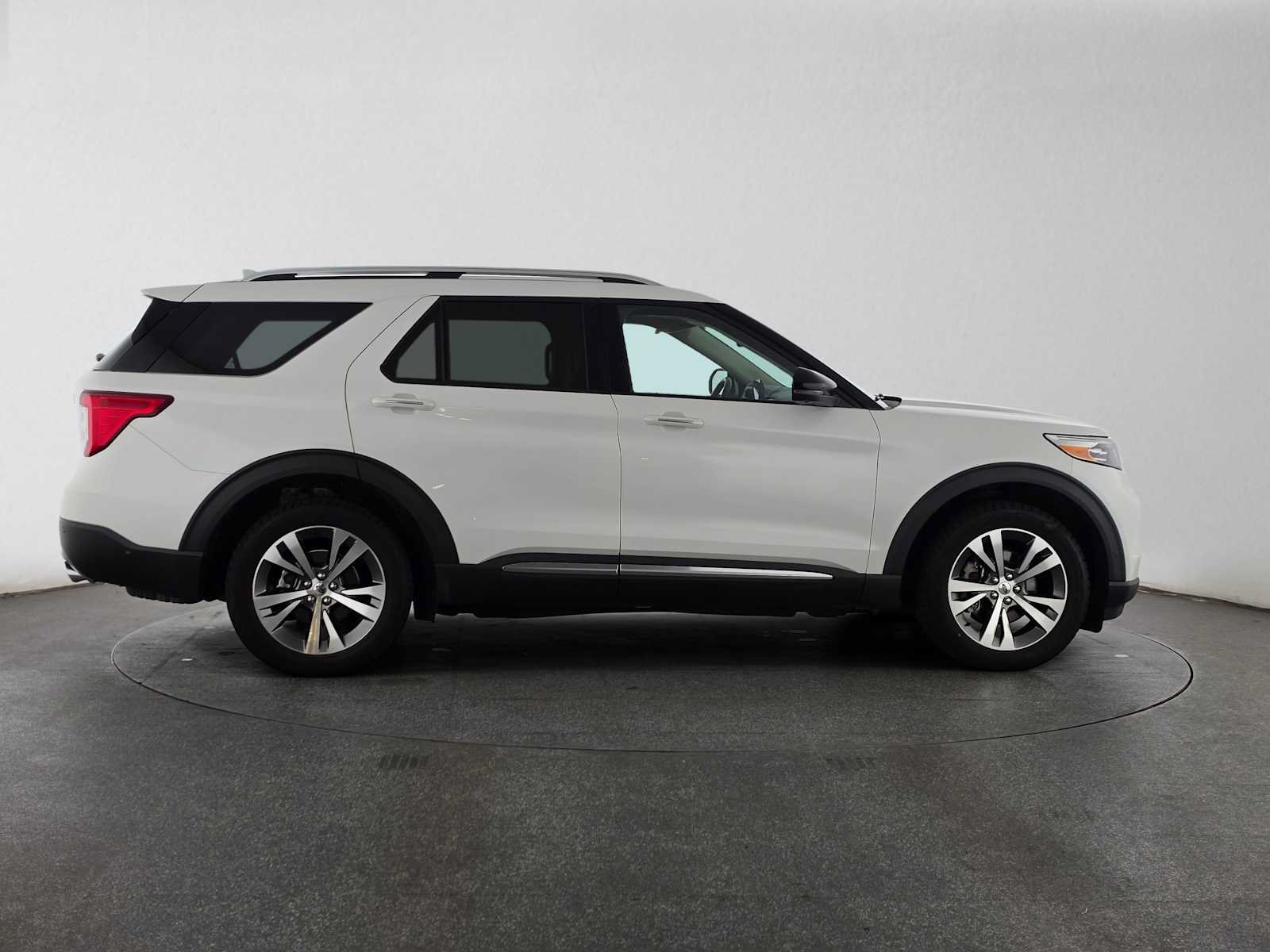 Used 2020 Ford Explorer Platinum w/ Premium Technology Package AWD/4WD image 2