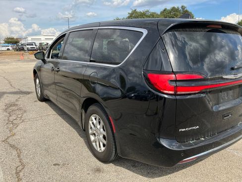 Used 2024 Chrysler Pacifica Touring-L FWD image 6
