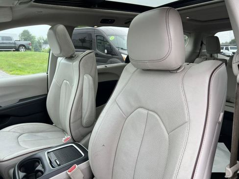 Used 2017 Chrysler Pacifica Limited FWD image 16