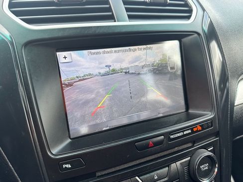 Used 2017 Ford Explorer XLT w/ Equipment Group 202A AWD/4WD image 41